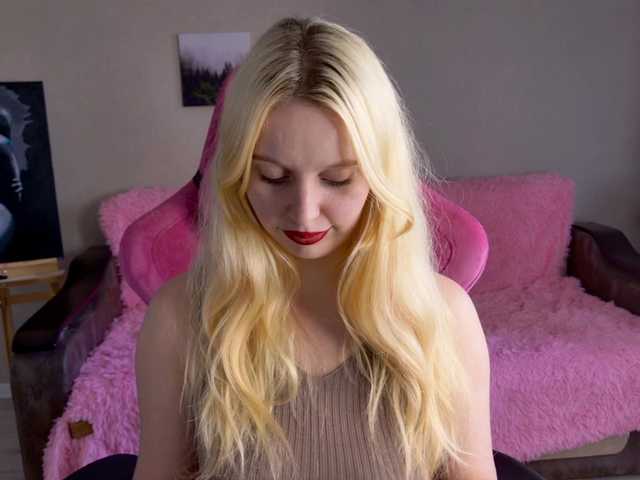 charming-blonde webcam