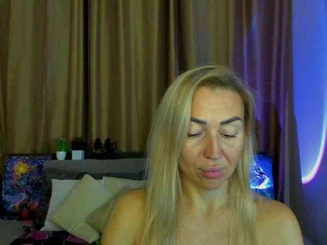 Jullyblondkiss webcam