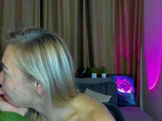 Jullyblondkiss webcam