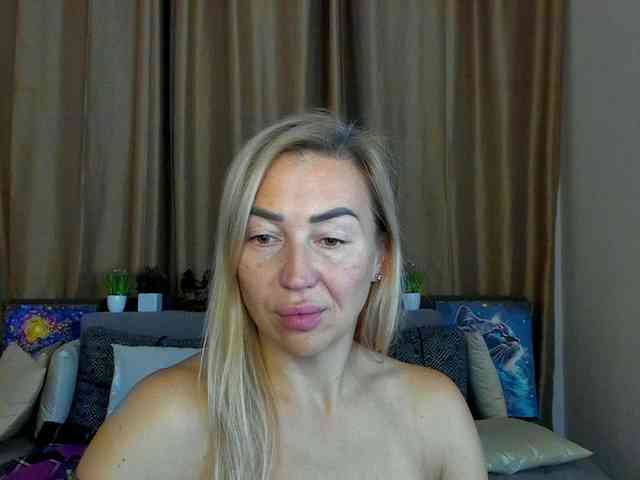 Jullyblondkiss webcam