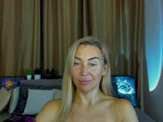Jullyblondkiss webcam