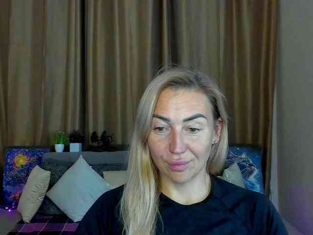 Jullyblondkiss webcam