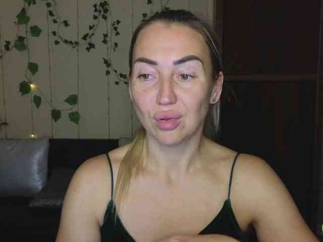 Jullyblondkiss webcam