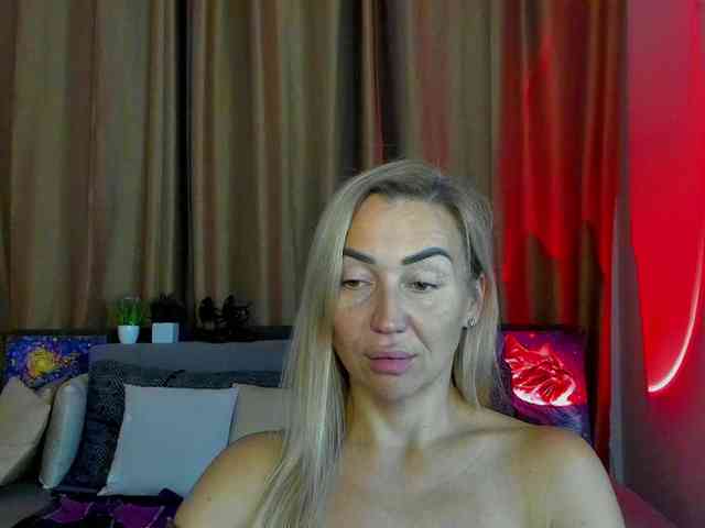 Jullyblondkiss webcam