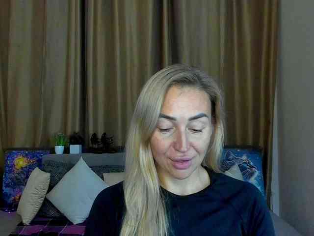 Jullyblondkiss webcam