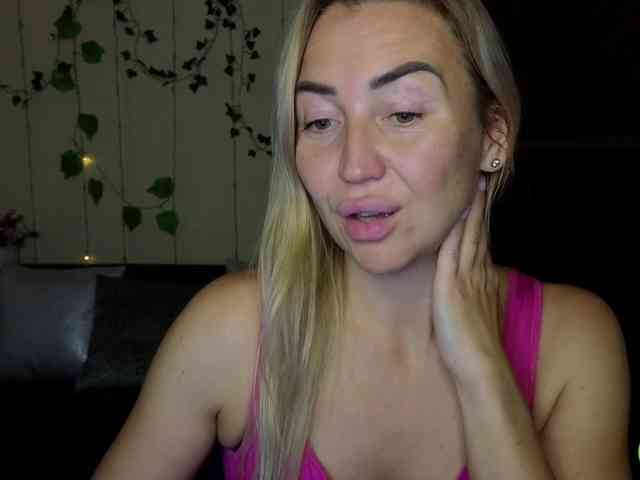 Jullyblondkiss webcam