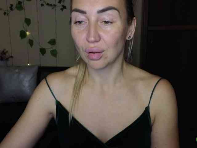 Jullyblondkiss webcam