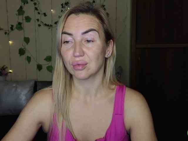 Jullyblondkiss webcam