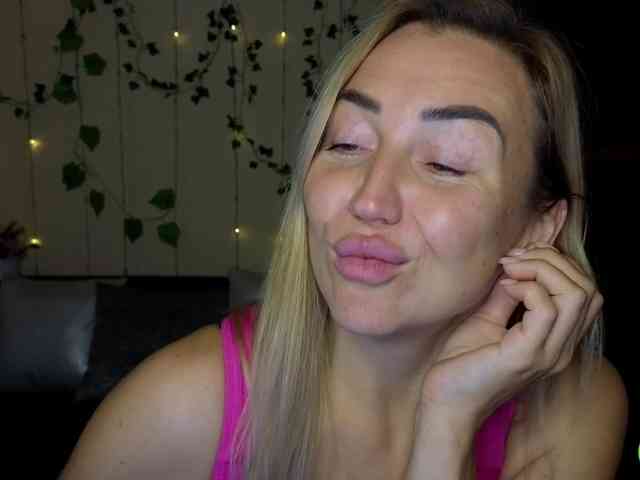 Jullyblondkiss webcam