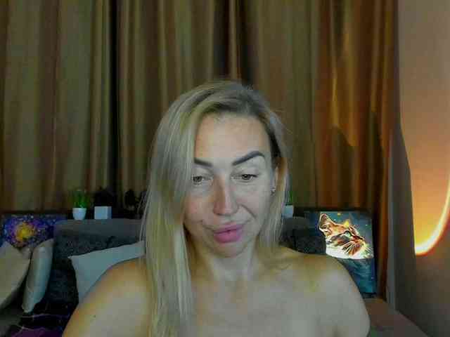 Jullyblondkiss webcam