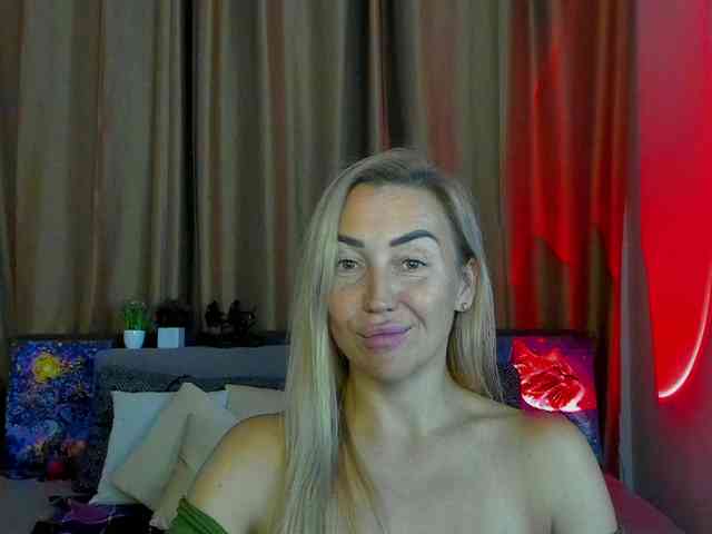 Jullyblondkiss webcam