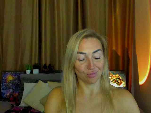 Jullyblondkiss webcam