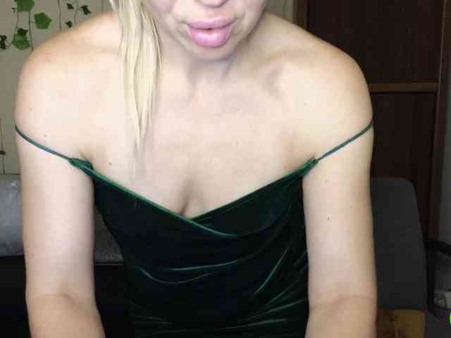 Jullyblondkiss webcam