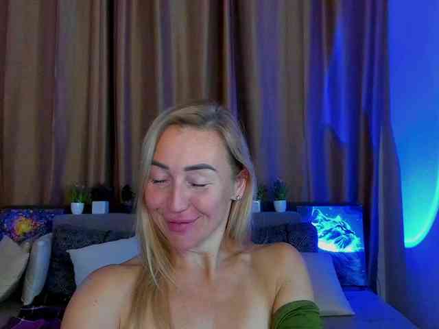 Jullyblondkiss webcam