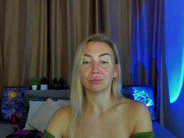 Jullyblondkiss webcam