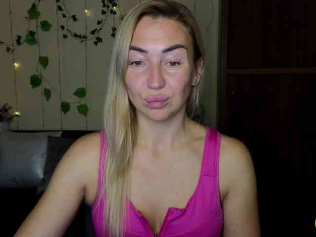 Jullyblondkiss webcam