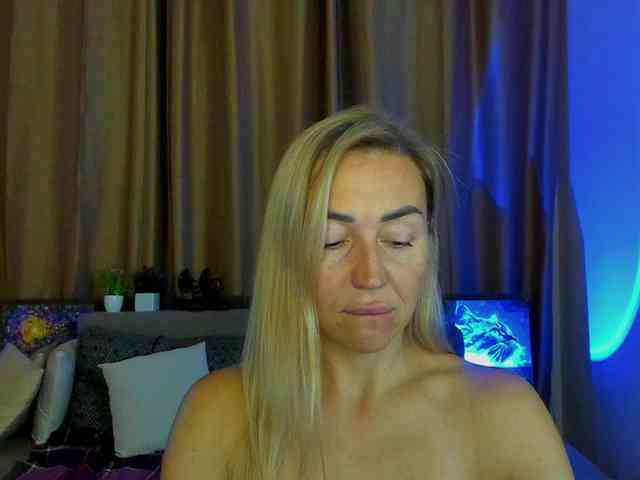Jullyblondkiss webcam