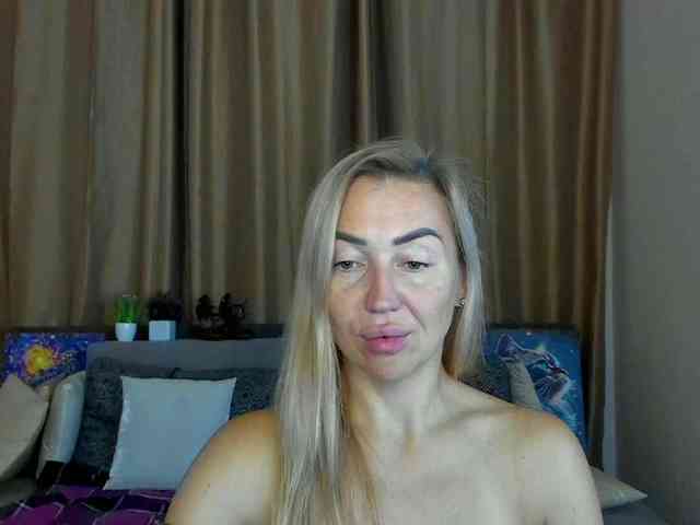 Jullyblondkiss webcam