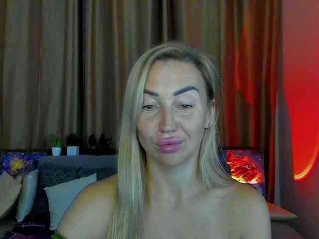 Jullyblondkiss webcam