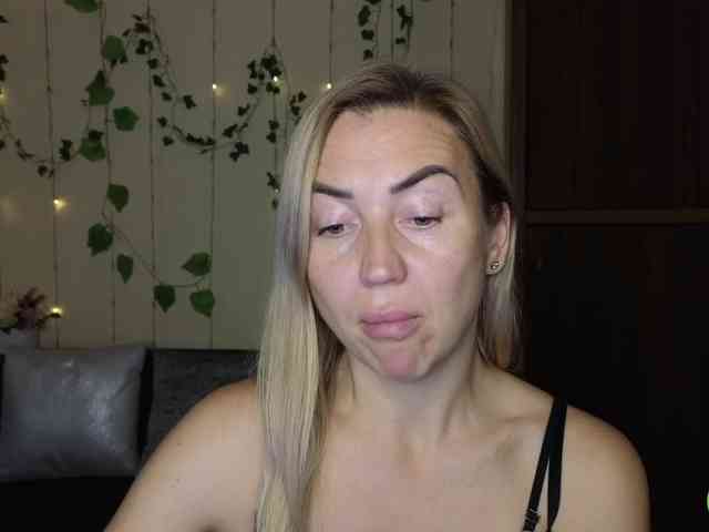 Jullyblondkiss webcam
