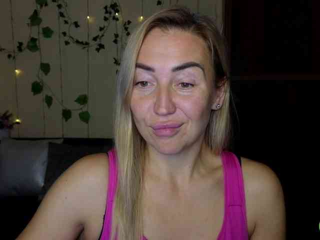 Jullyblondkiss webcam