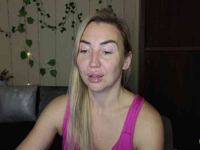 Jullyblondkiss webcam