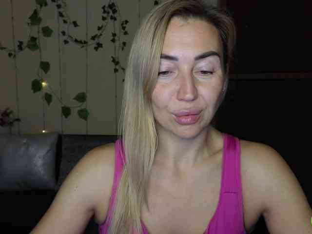 Jullyblondkiss webcam