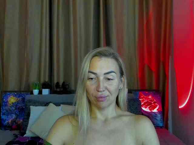 Jullyblondkiss webcam