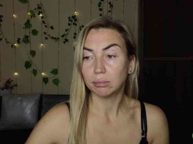 Jullyblondkiss webcam