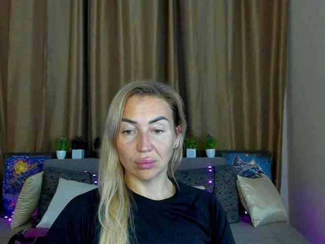 Jullyblondkiss webcam