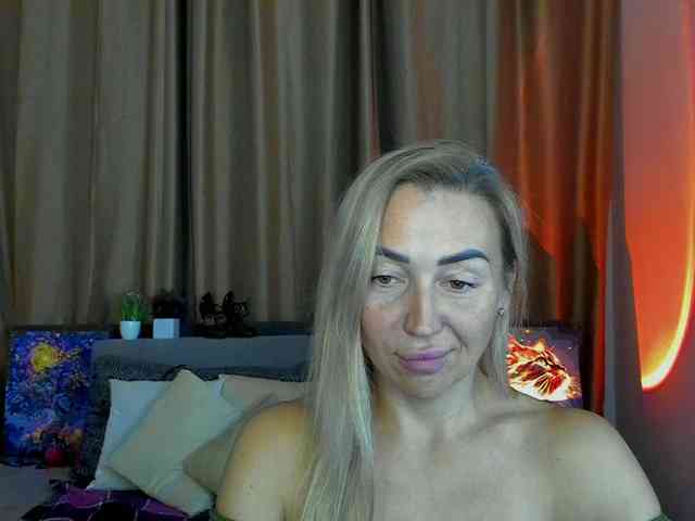 Jullyblondkiss webcam