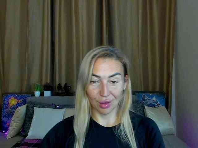 Jullyblondkiss webcam