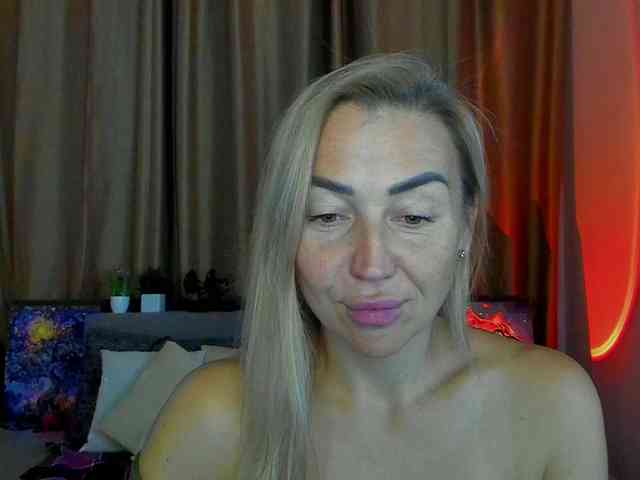 Jullyblondkiss webcam