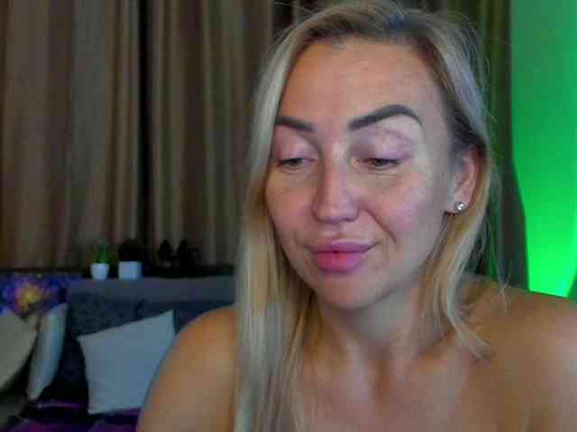 Jullyblondkiss webcam
