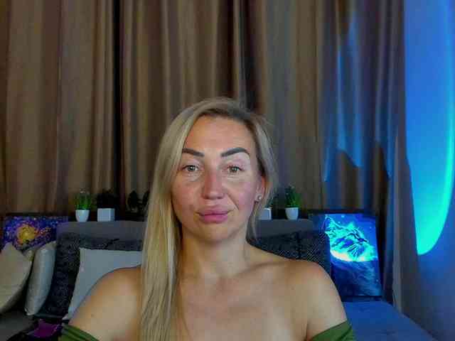 Jullyblondkiss webcam