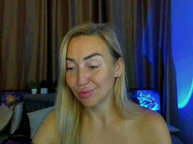 Jullyblondkiss webcam
