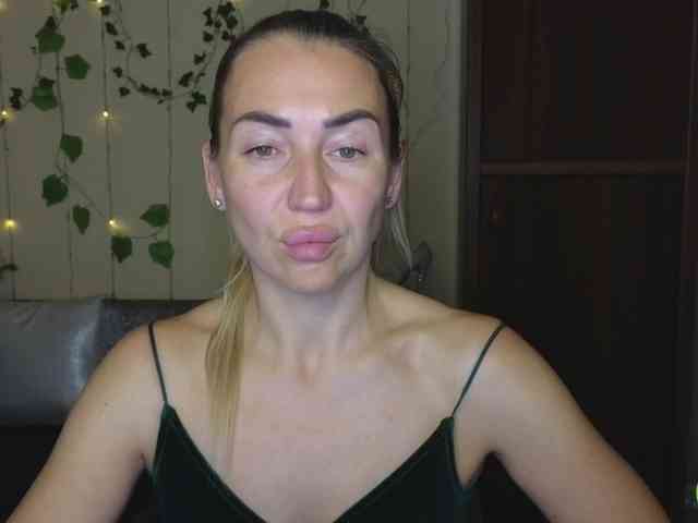 Jullyblondkiss webcam
