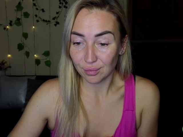 Jullyblondkiss webcam
