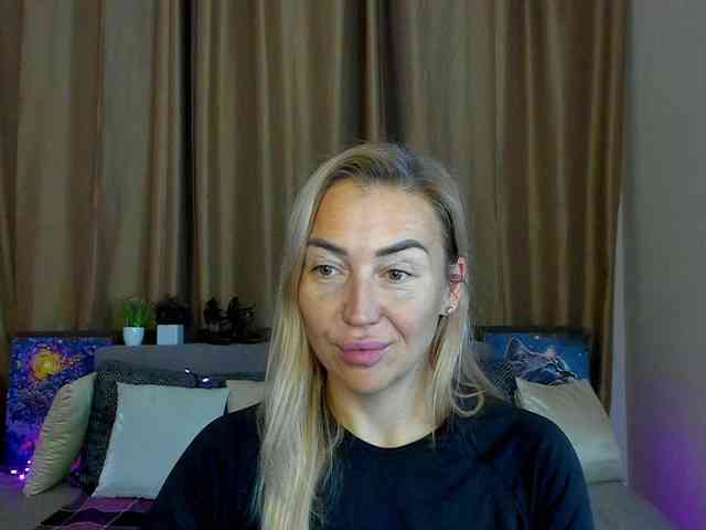 Jullyblondkiss webcam