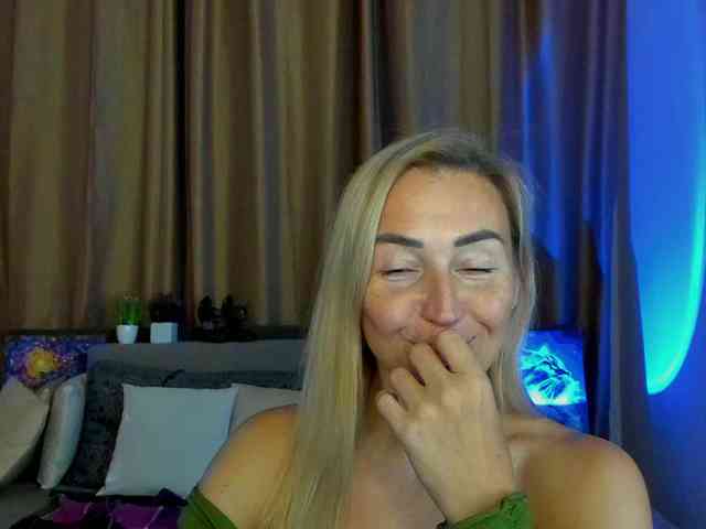 Jullyblondkiss webcam
