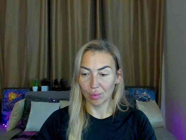 Jullyblondkiss webcam