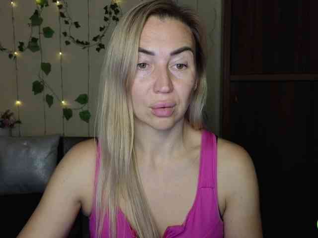 Jullyblondkiss webcam