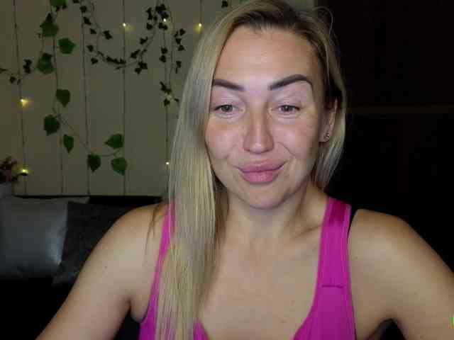Jullyblondkiss webcam