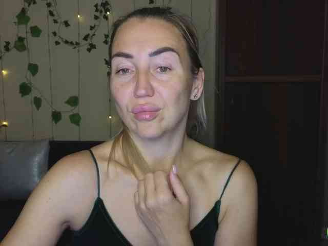 Jullyblondkiss webcam