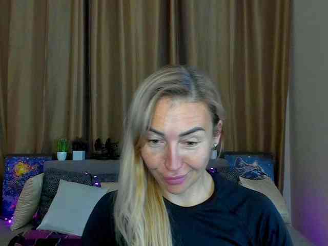Jullyblondkiss webcam