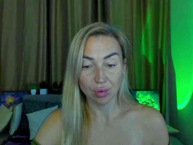 Jullyblondkiss webcam