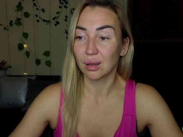 Jullyblondkiss webcam