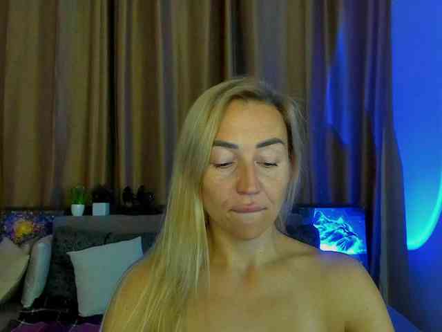 Jullyblondkiss webcam