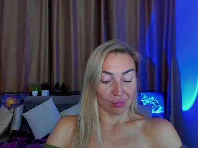 Jullyblondkiss webcam