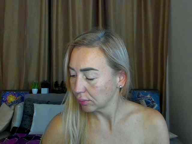 Jullyblondkiss webcam